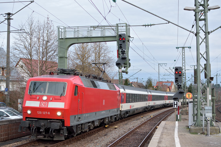 120 127 mit IC 181 bei km 16,6 (Januar 2016)