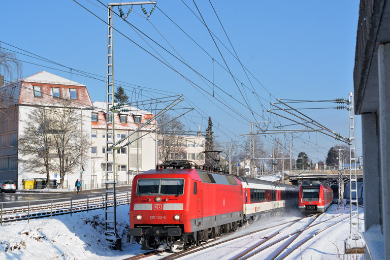 120 132 mit IC 183 bei km 15,4 (Januar 2016)