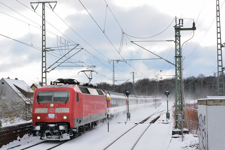 120 132 mit IC 282 bei km 16,8 (Januar 2016)