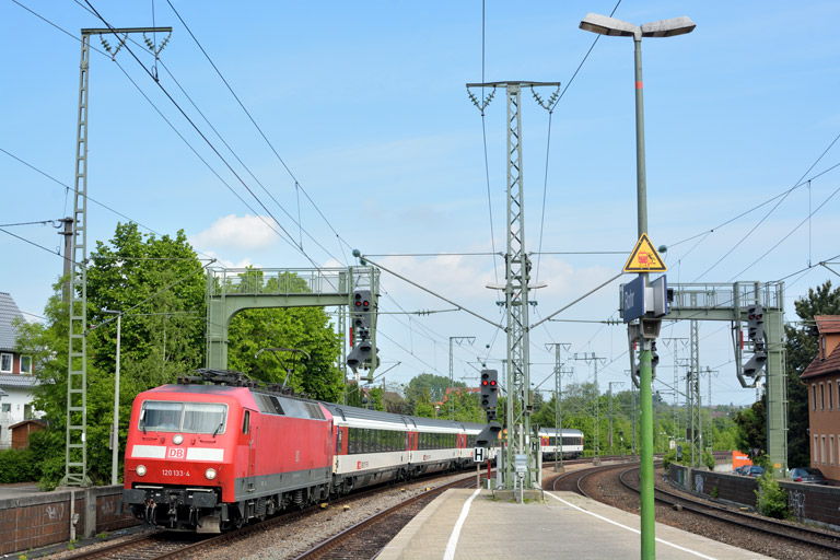 120 133 mit IC 183 bei km 16,6 (Mai 2016)