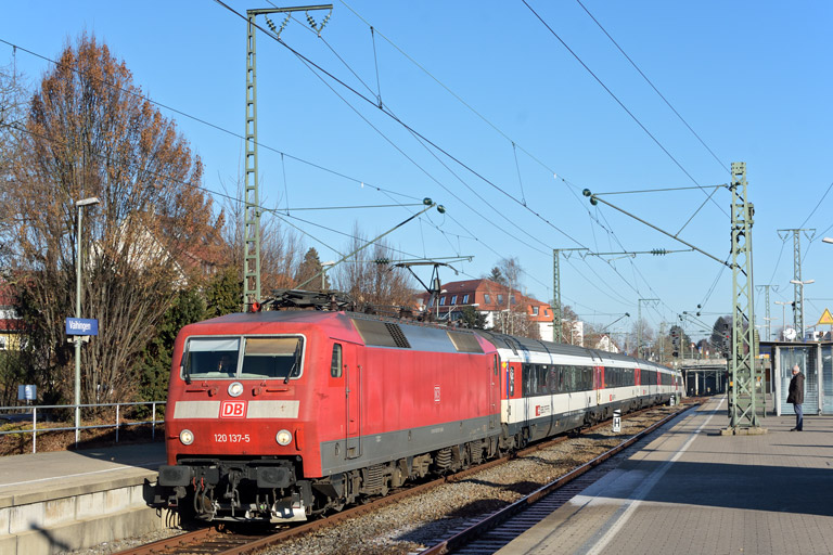 120 137 mit IC 185 bei km 15,6 (Dezember 2016)