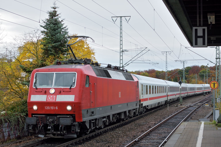 120 151 mit IC 2572 bei km 16,8 (November 2016)