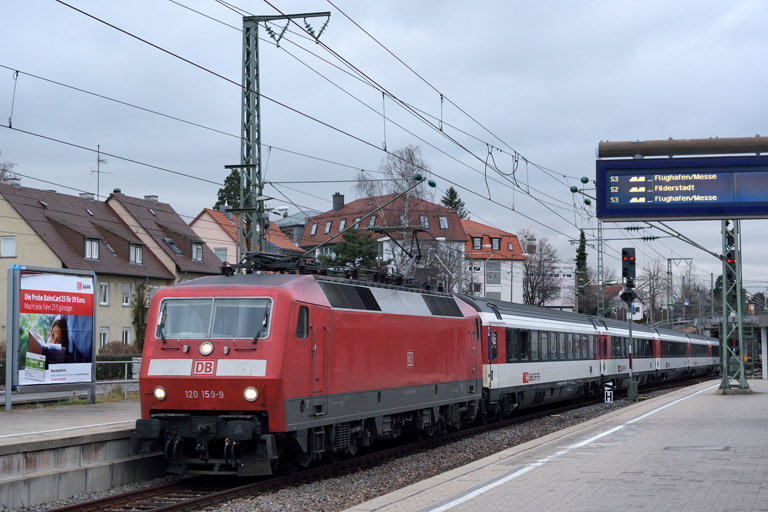 120 159 mit IC 187 bei km 15,6 (Januar 2016)