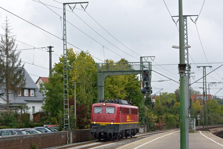 EBM 140 070 als Bauz 92253 bei km 16,6 (Oktober 2016)