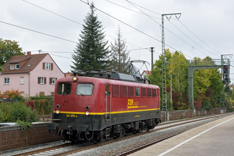 EBM 140 070 als Bauz 92253 bei km 16,8 (Oktober 2016)