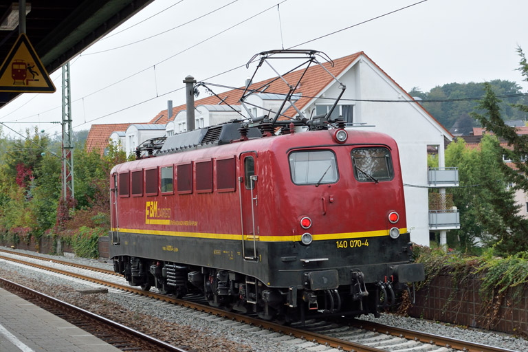 EBM 140 070 als Bauz 92253 bei km 16,8 (Oktober 2016)