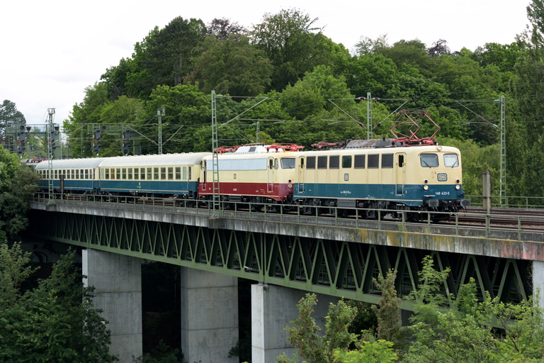140 423 und 114 488 mit Lr 91341 bei km 14,6 (Juni 2016)
