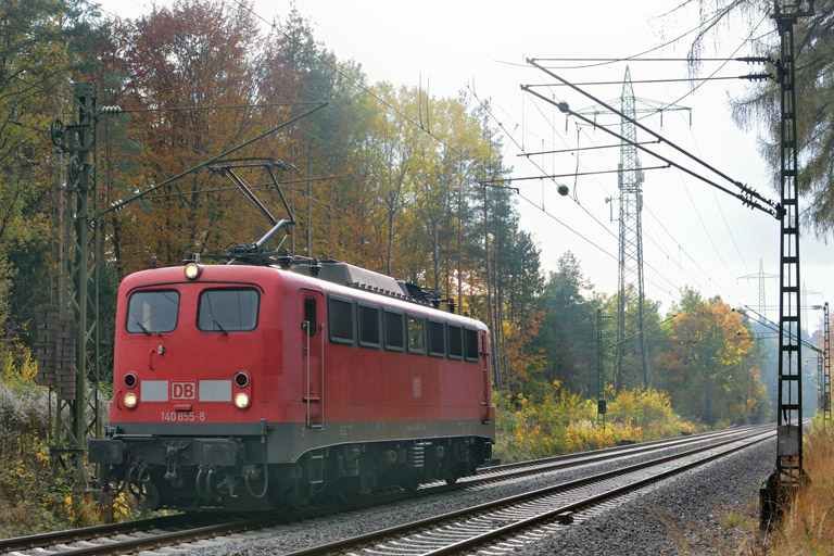 140 855 als Tfzf 25750 bei km 18,2 (Oktober 2016)