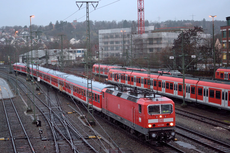143 106 mit RE 19074 bei km 16,0 (Januar 2016)