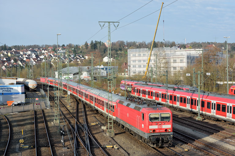 143 140 mit RE 19074 bei km 16,0 (April 2016)
