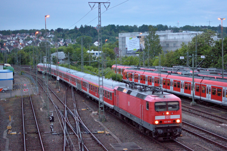 143 802 mit RE 19076 bei km 16,0 (Juni 2016)