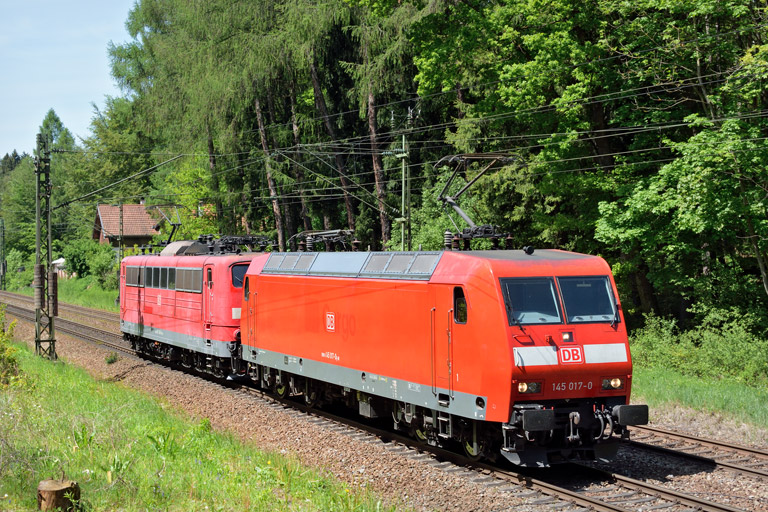 145 017 und 151 146 bei km 18,2 (Mai 2016)