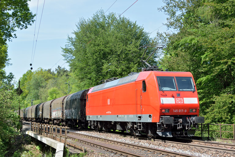 145 017 mit GM 49225 bei km 18,4 (Mai 2016)