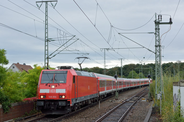 146 204 mit RE 19096 bei km 16,8 (Oktober 2016)