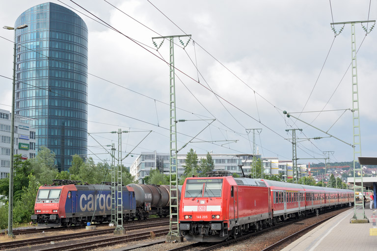 146 205 mit RE 19074 und 482 007 bei km 15,6 (Juli 2016)