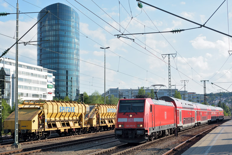 146 215 mit RE 19040 bei km 15,6 (Juli 2016)