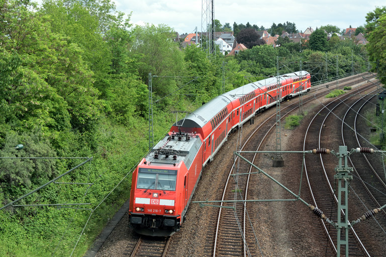 146 216 mit RE 19038 bei km 14,6 (Juni 2016)