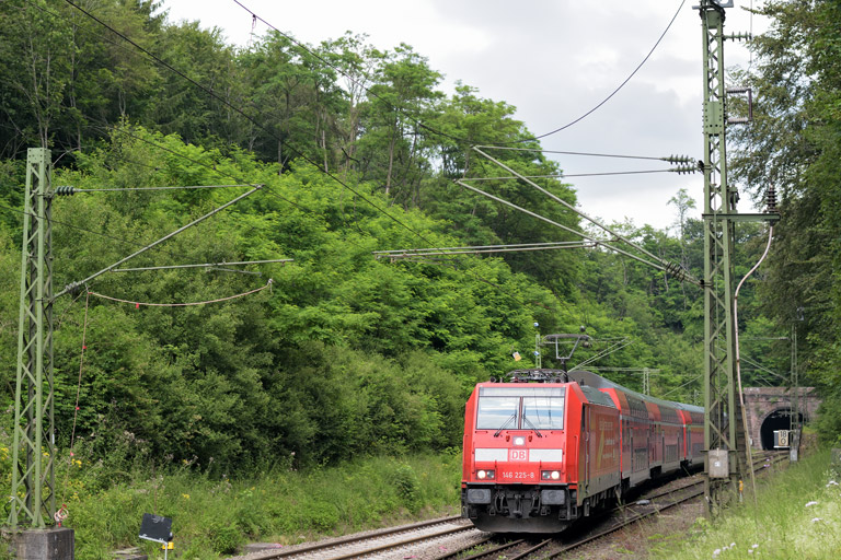 146 223 mit RE 19041 bei km 18,0 (Juli 2016)