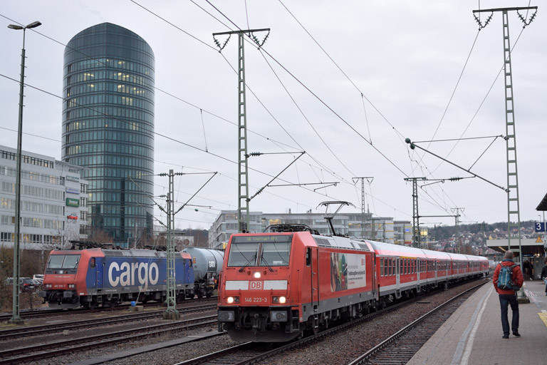 146 223 mit RE 19074 und 482 019 bei km 15,6 (Februar 2016)