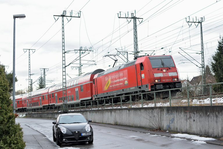 146 226 mit RE 19034 bei km 16,6 (Januar 2016)