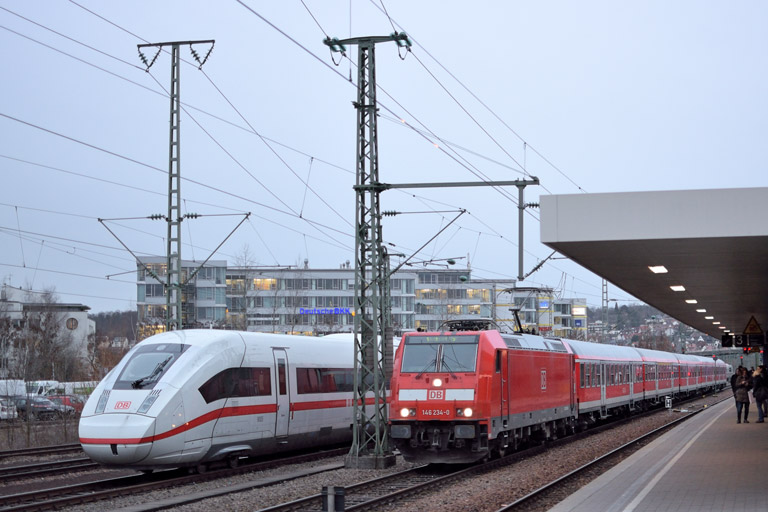146 234 mit RE 19074 und Baureihe 412 (Tz 9005) bei km 15,6 (Februar 2016)