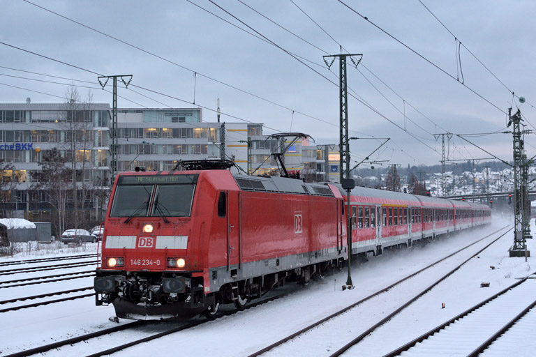 146 234 mit RE 19074 bei km 15,6 (Januar 2016)