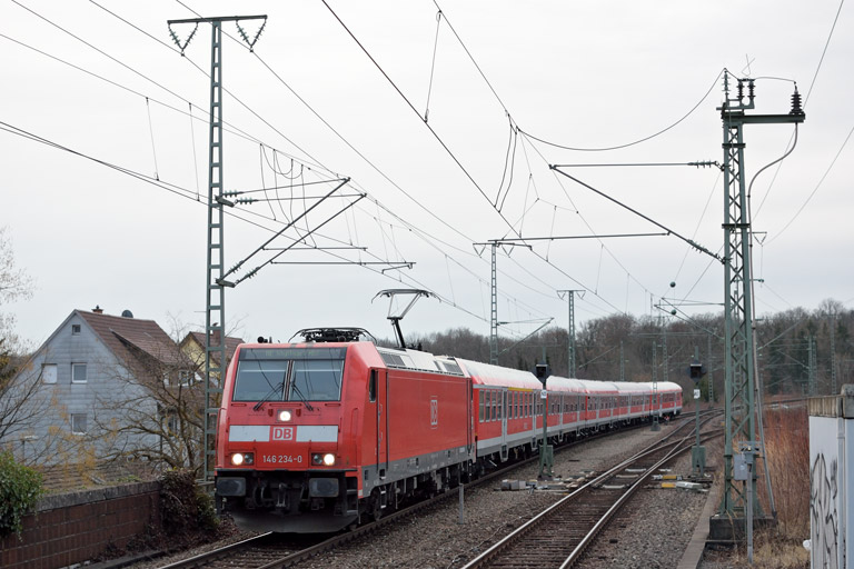 146 234 mit RE 19074 bei km 16,8 (Januar 2016)