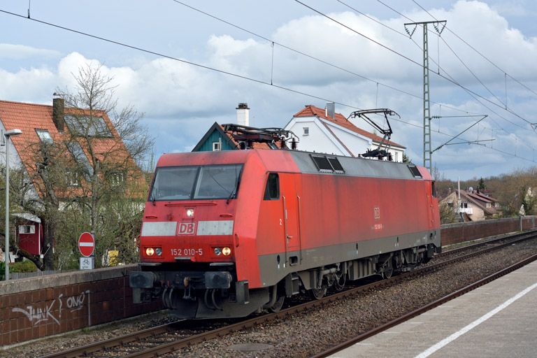 152 010 als T 67953 bei km 16,8 (April 2016)