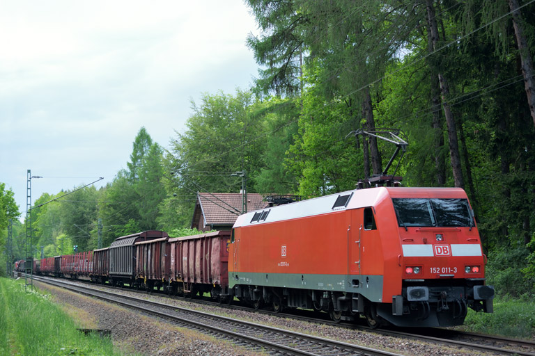 152 011 mit EZ 44613 bei km 18,2 (Mai 2016)