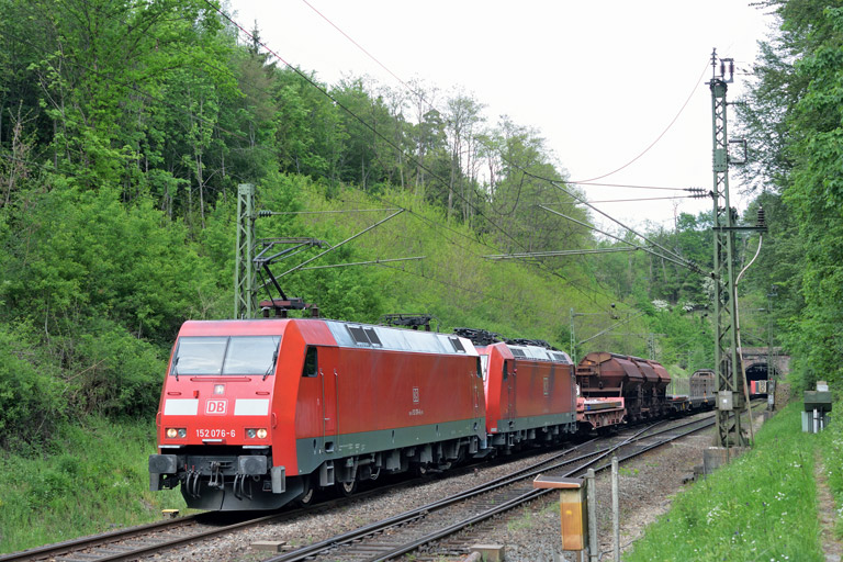 152 076 und 185 125 mit EZ 44613 bei km 18,0 (Mai 2016)