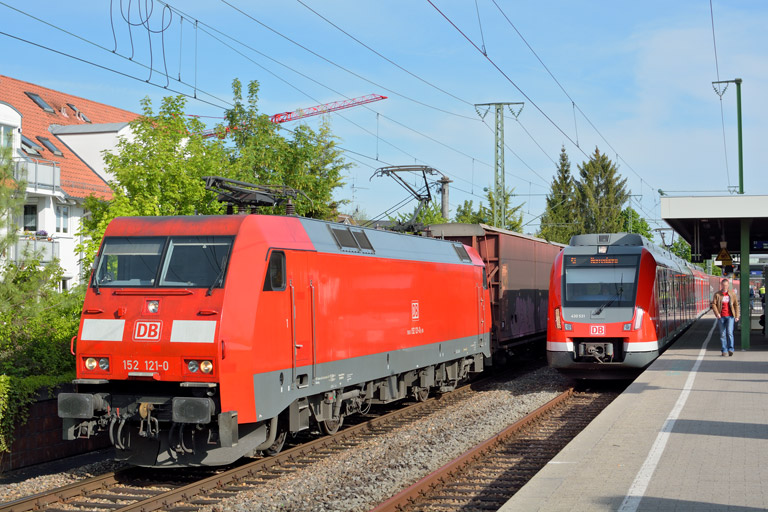 152 121 mit GA 52933 bei km 16,8 (Mai 2016)