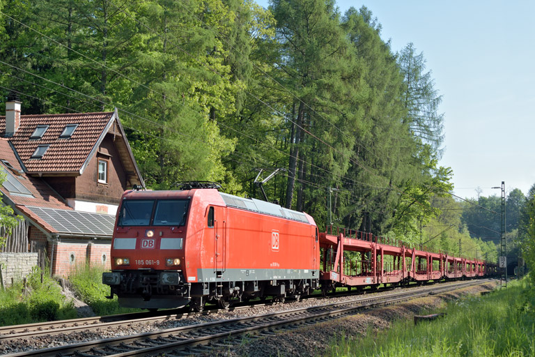 185 061 mit EK 56165 bei km 18,2 (Mai 2016)
