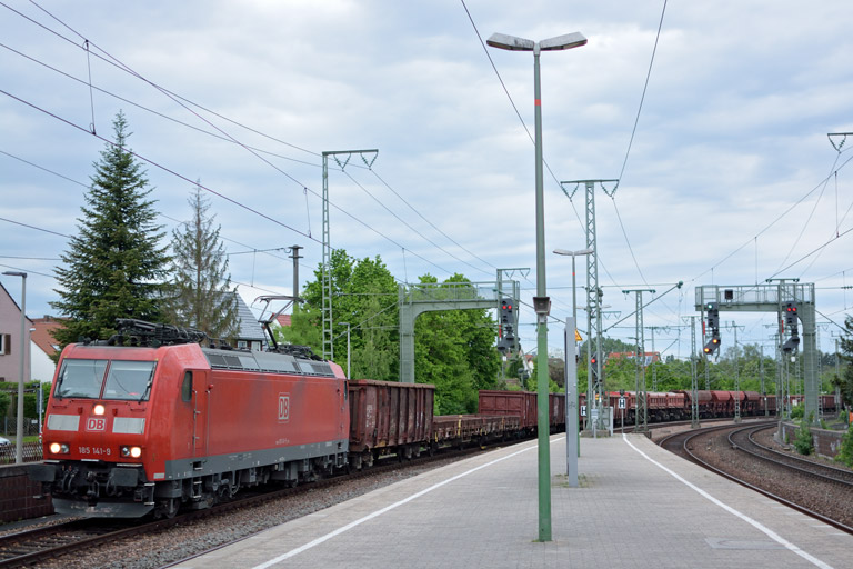 185 141 mit EK 56185 bei km 16,8 (Mai 2016)