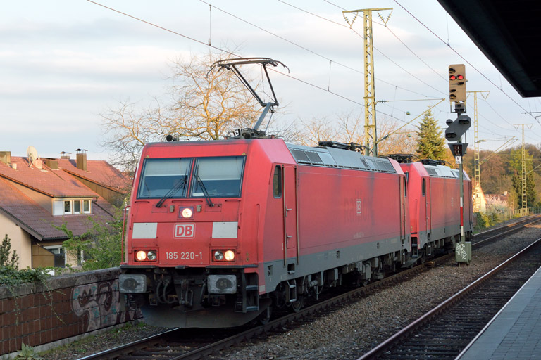185 220 und 185 275 als T 67927 bei km 16,8 (April 2016)