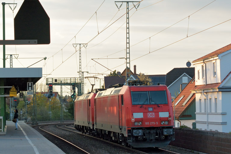 185 220 und 185 275 als T 67927 bei km 16,8 (April 2016)
