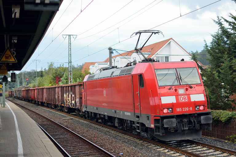185 226 mit EZ 44613 bei km 16,8 (Oktober 2016)