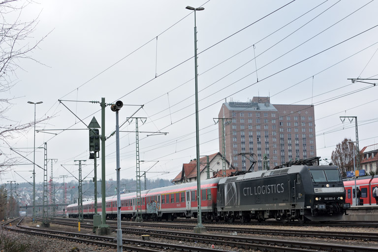185 555 mit RE 19034 bei km 15,6 (Dezember 2016)