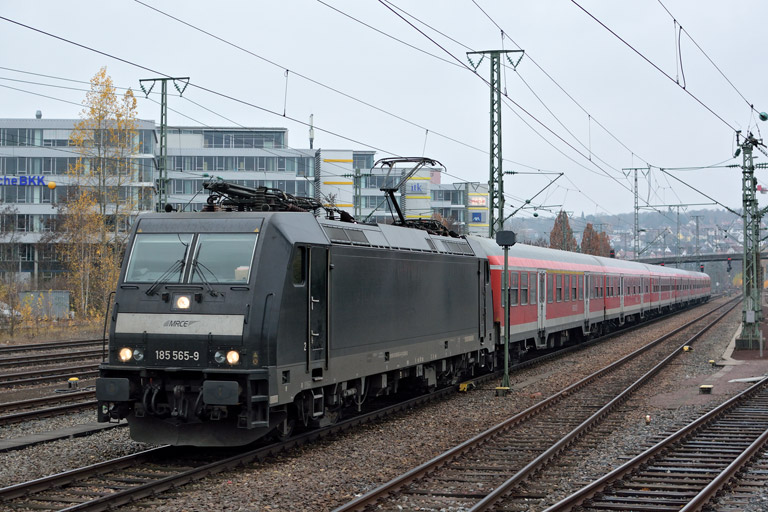185 565 mit RE 19032 bei km 15,8 (November 2016)