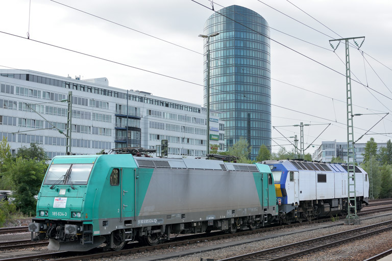 185 634 und DE 2700-01 bei km 15,6 (August 2016)