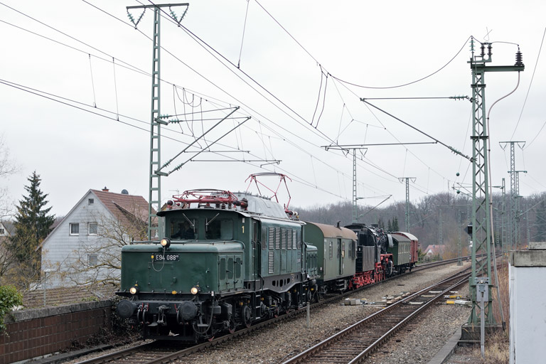 194 088 und 50 3636 mit DbZ 91860 bei km 16,8 (M&auml;rz 2016)