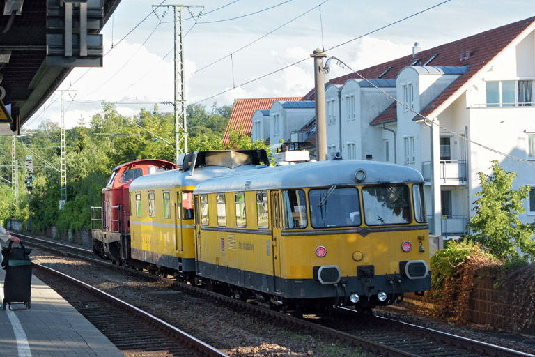 212 310 und 725 002/726 003 bei km 16,8 (Juni 2016)