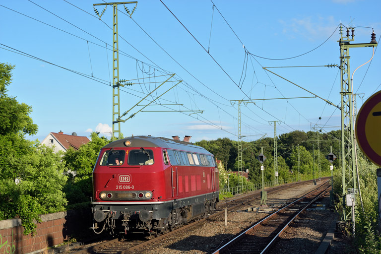 215 086 als Tfzf 84072 bei km 16,8 (Juli 2016)