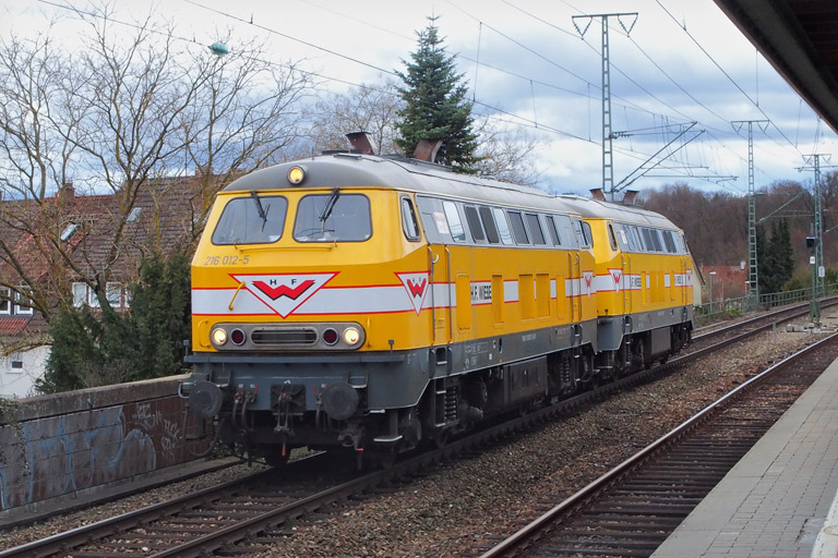216 012 und 216 122 als Tfzf 82287 bei km 16,8 (M&auml;rz 2016)