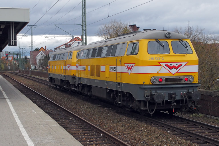 216 012 und 216 122 als Tfzf 82287 bei km 16,8 (M&auml;rz 2016)