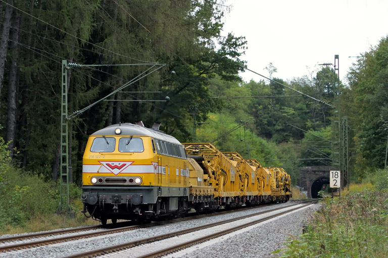 Wiebe 216 122 mit Bauz 91453 bei km 18,2 (Oktober 2016)