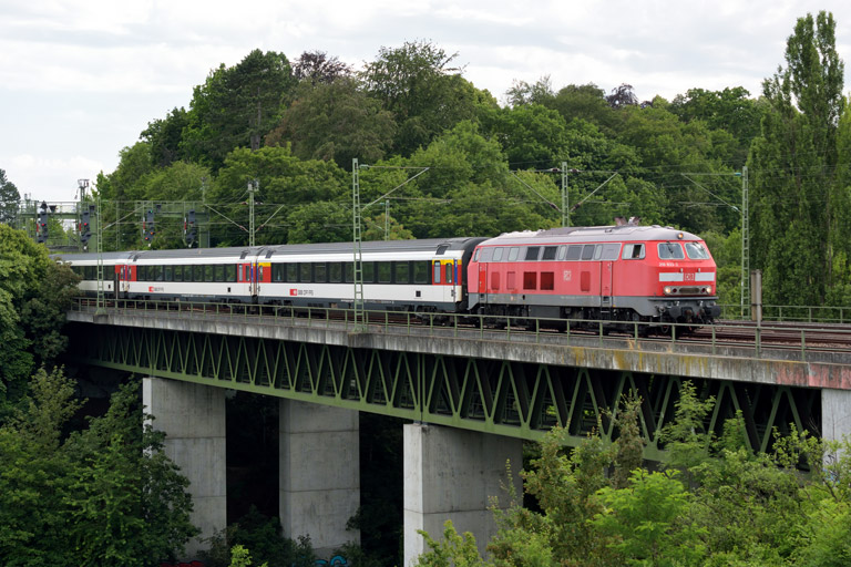 218 333 mit IC 184 bei km 14,6 (Juli 2016)