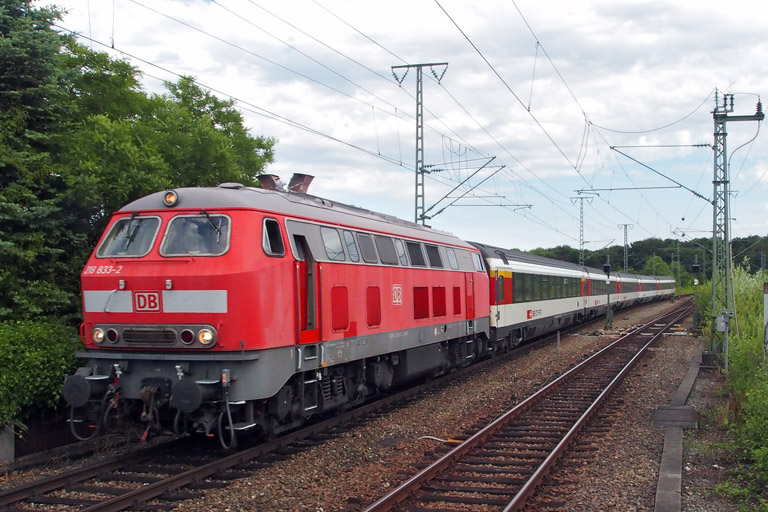 218 333 mit IC 184 bei km 16,8 (Juli 2016)