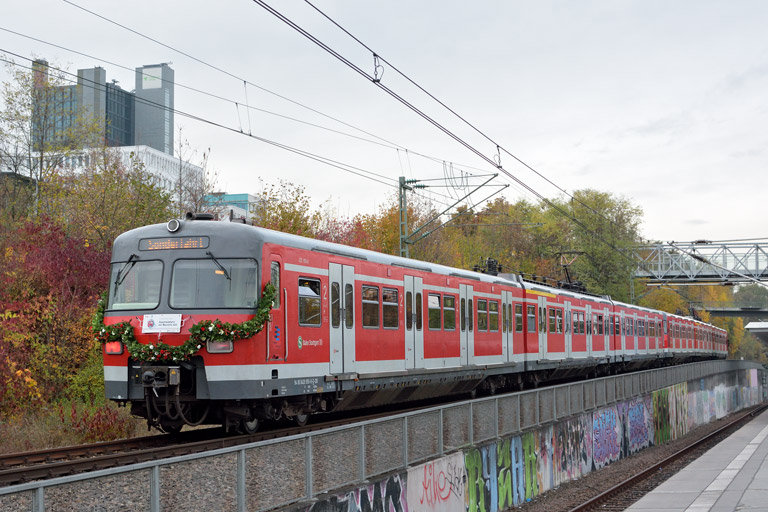 420 461 und 420 450 als RbZ 7883 bei km 14,0 (November 2016)