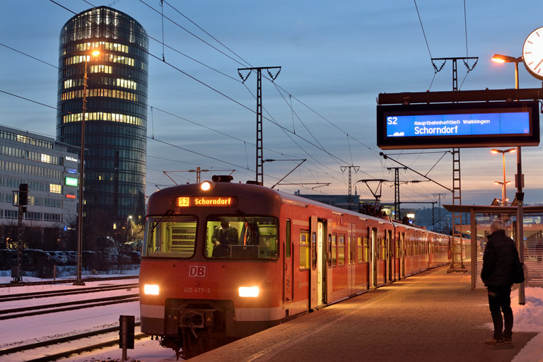 420 477 als S 7920 bei km 15,6 (Januar 2016)