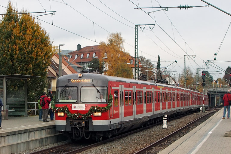 420 450 und 420 461 als Rbz 7882 bei km 15,6 (November 2016)